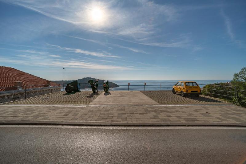 One-Bedroom Apartment with Balcony and Sea View image 3