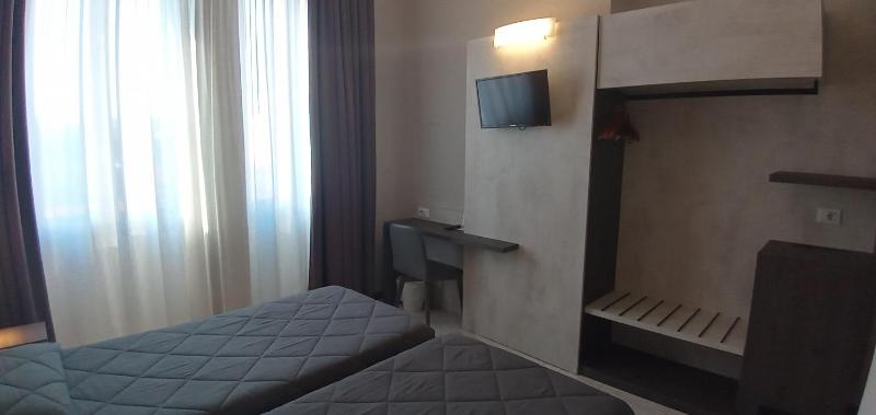 Twin Room image 3