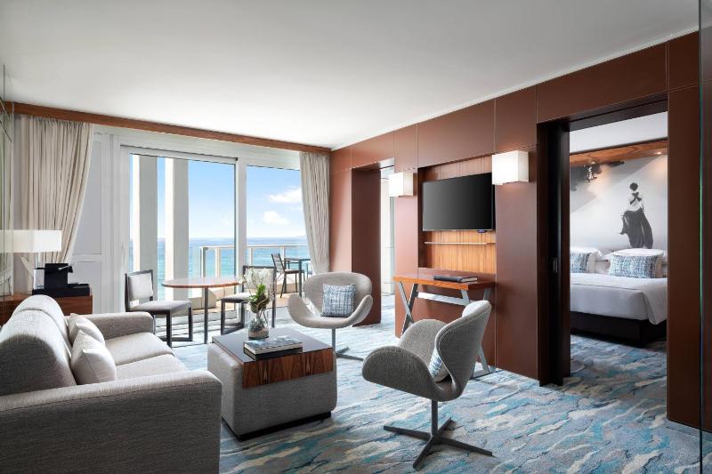 Luxury Suite with Sea View image 4