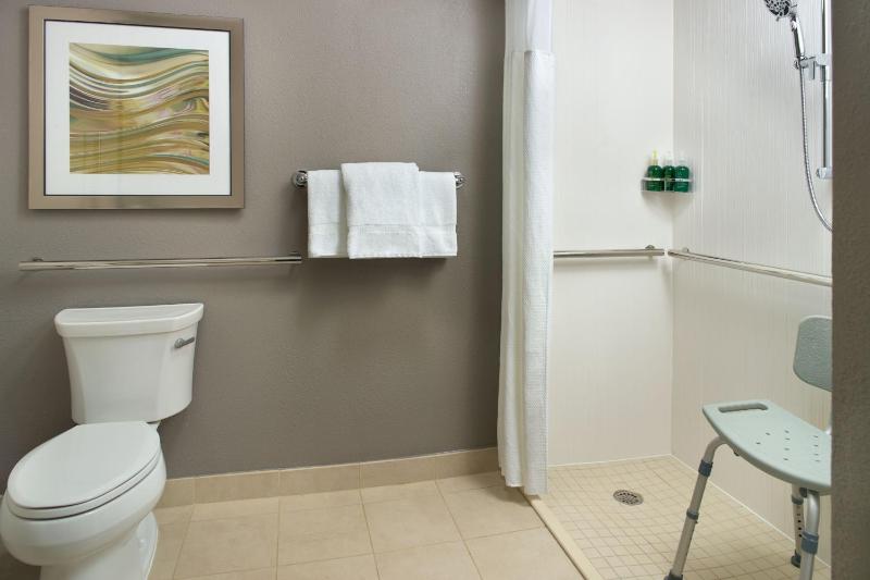 Queen Room with Two Queen Beds - Hearing Accessible image 2