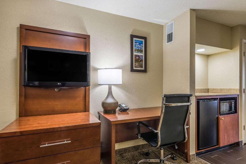 King Suite - Non-Smoking image 4