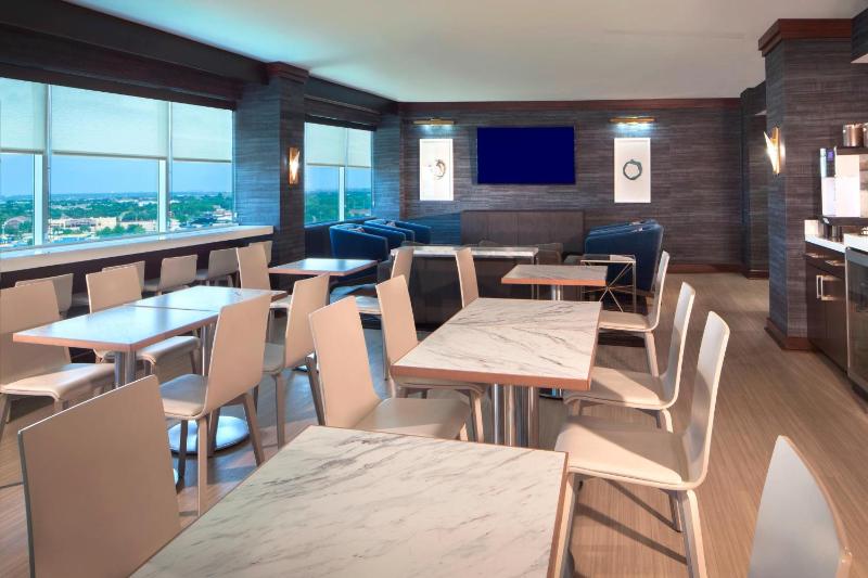 Club level, Guest room, 1 King image 2
