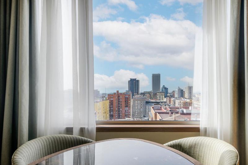 Premium Deluxe King Room - High Floor image 3