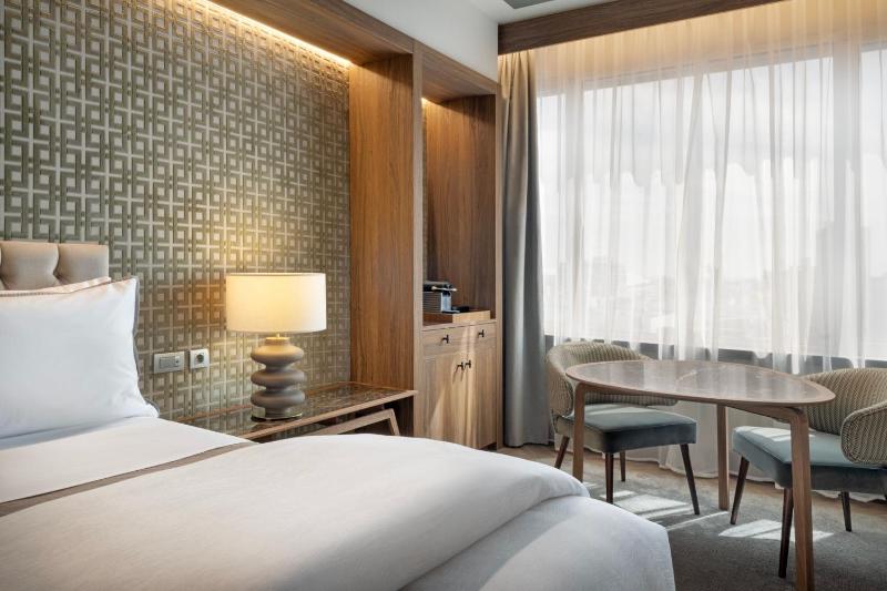 Deluxe King Room with City View image 4