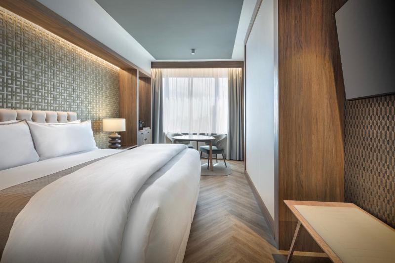 Deluxe King Room with City View image 3