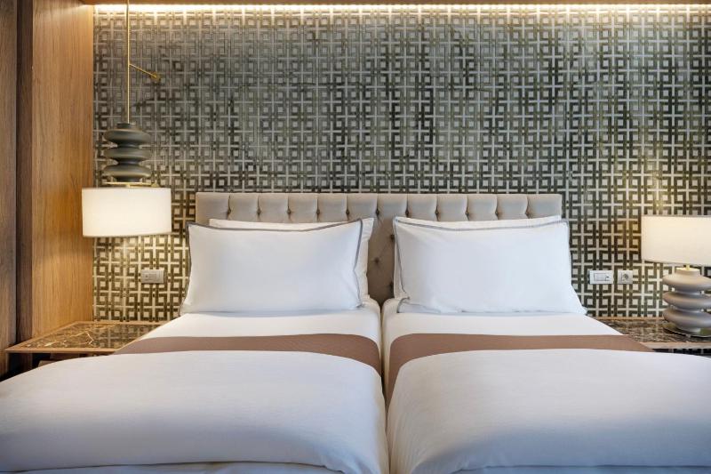 Deluxe Twin Room with City View image 4