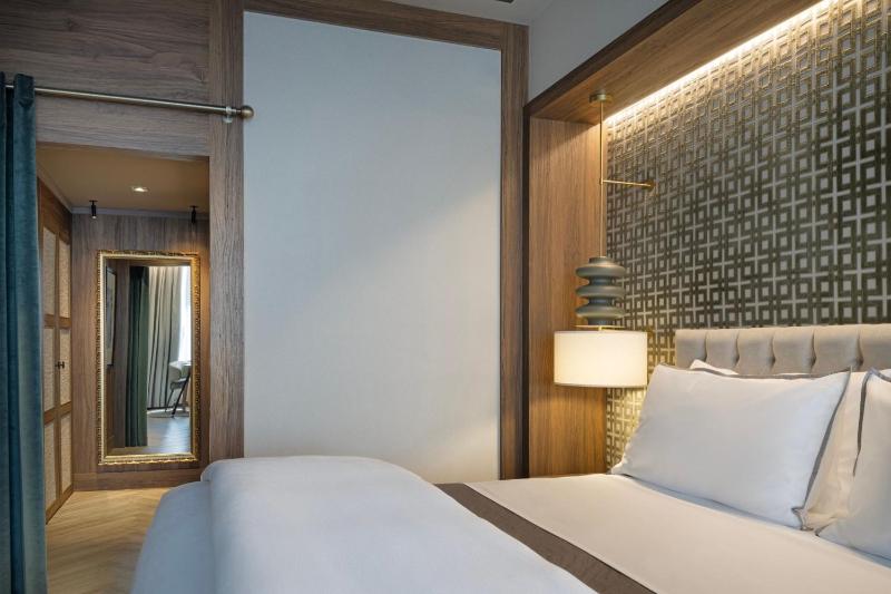 Corner King Suite - High Floor image 3