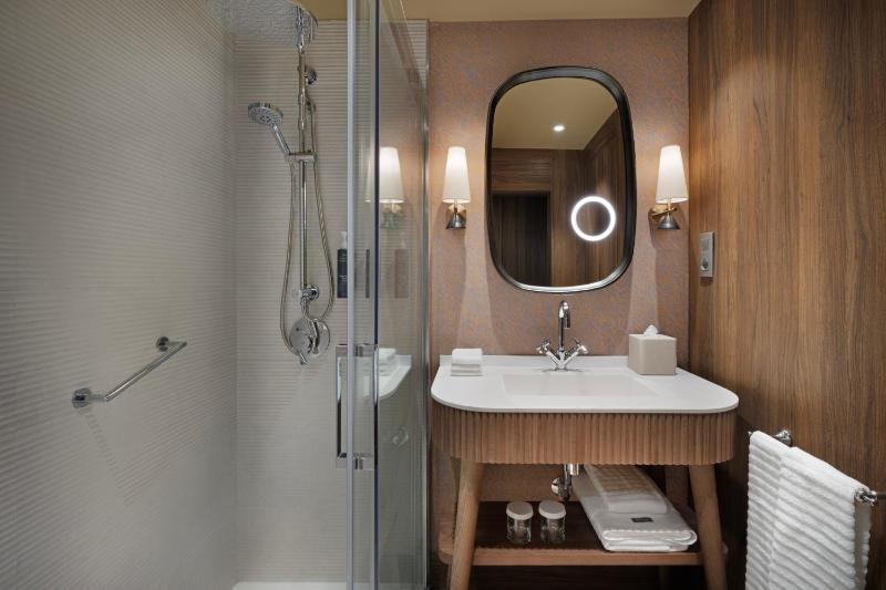 Deluxe King Room with City View image 2