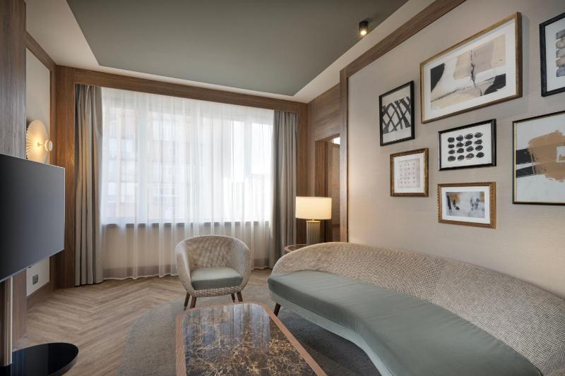 Corner King Suite - High Floor image 4