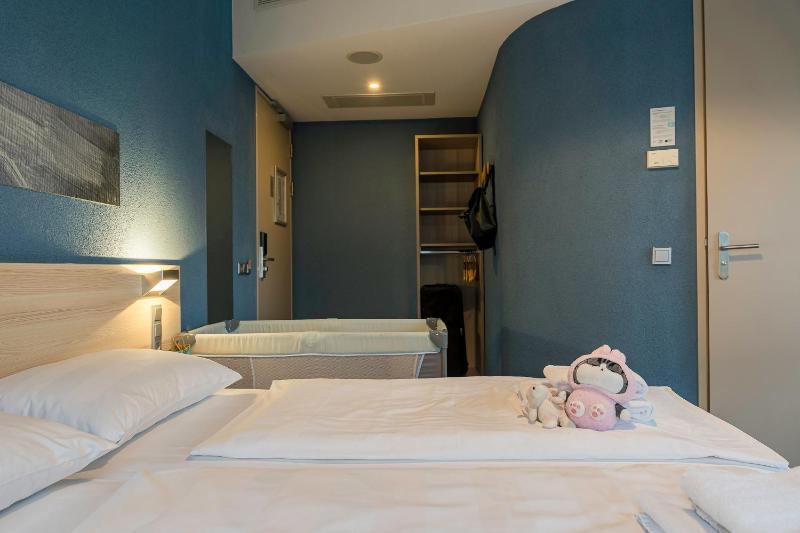 Twin Room image 4