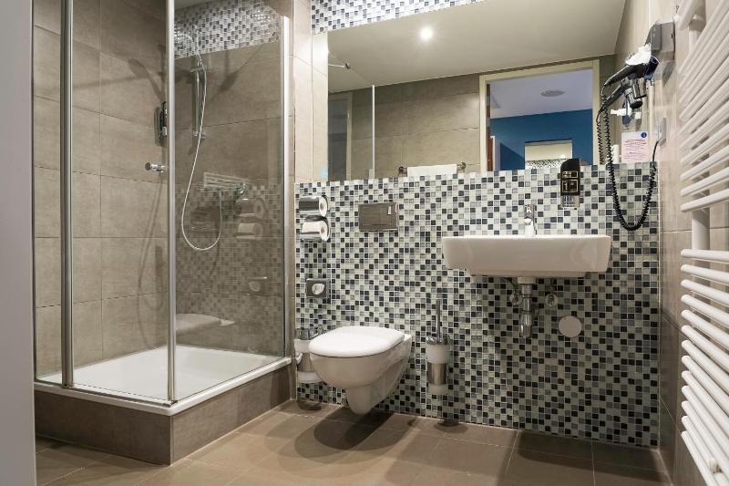 Quad Room image 2
