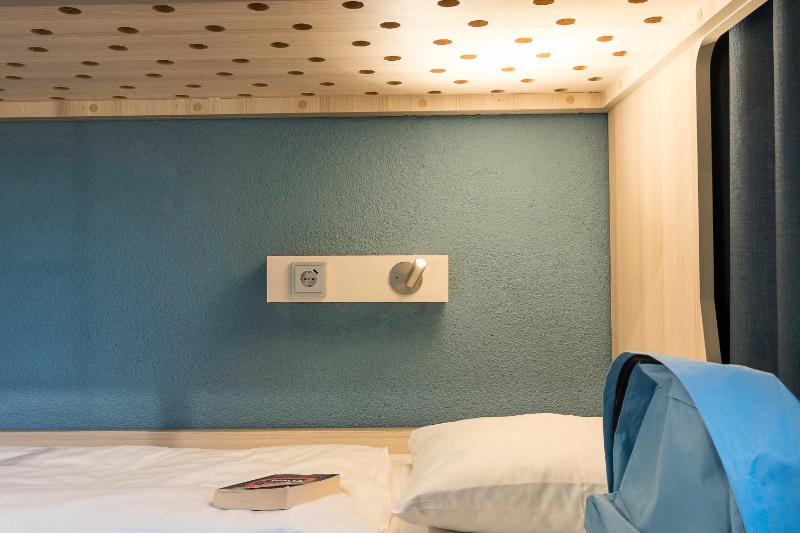 6-Bed Room image 4