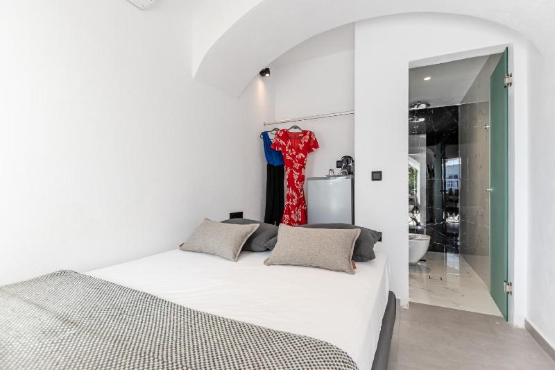 Deluxe Single Room with Pool View image 3