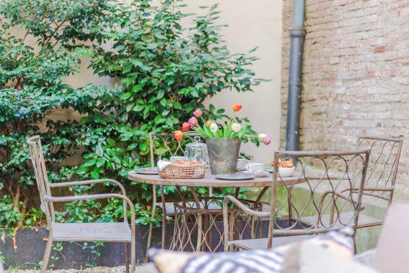 Vissi D Arte an Apartment with Garden - image 9