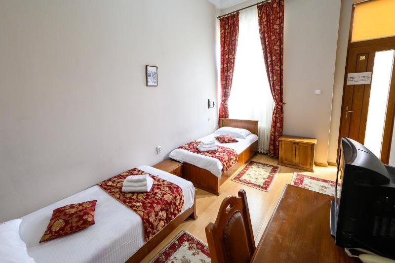 Twin Room image 3