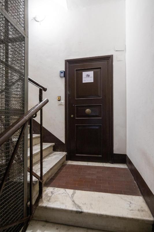 Apartment with Shower image 3