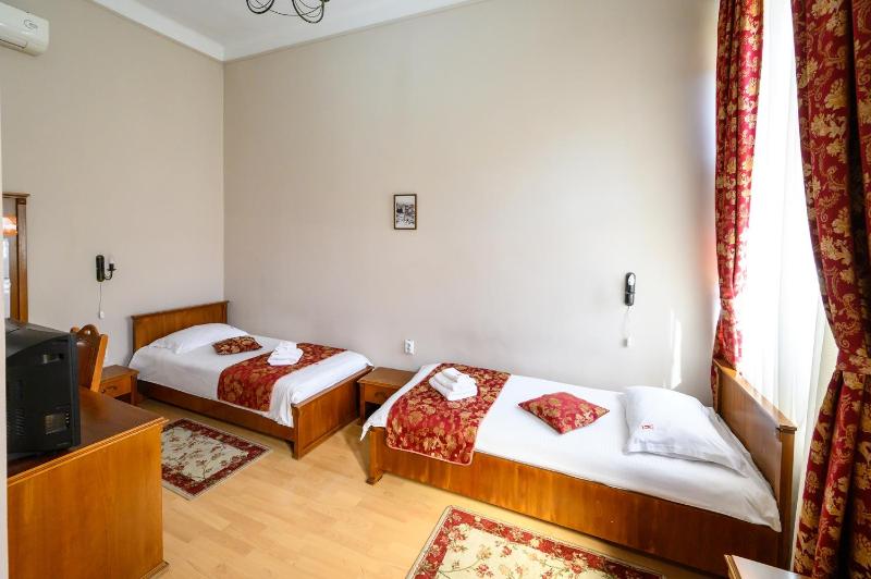 Twin Room image 4