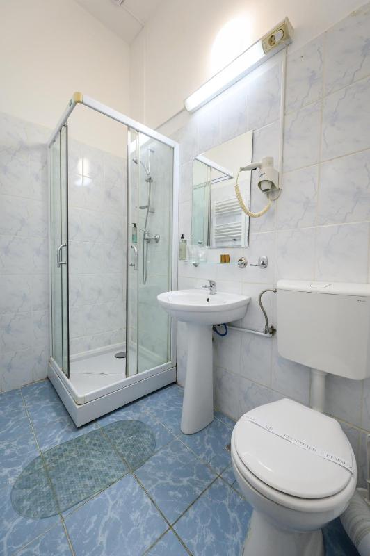 Twin Room image 2