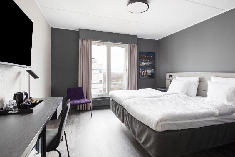 Standard Twin Room image 4