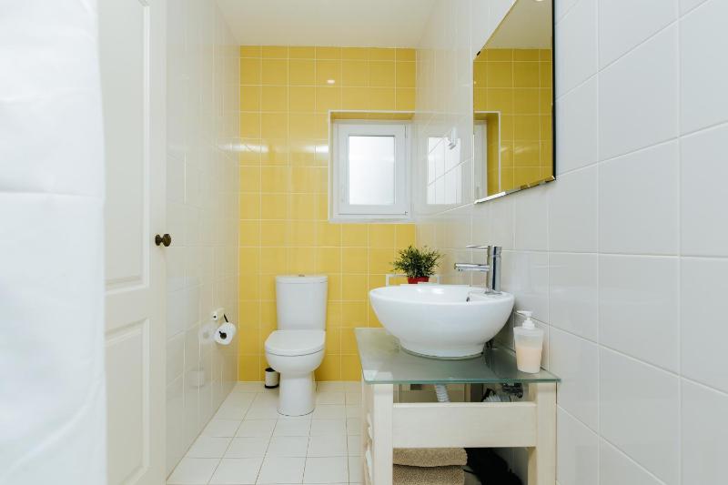 Deluxe King Suite with Partial Sea View image 2