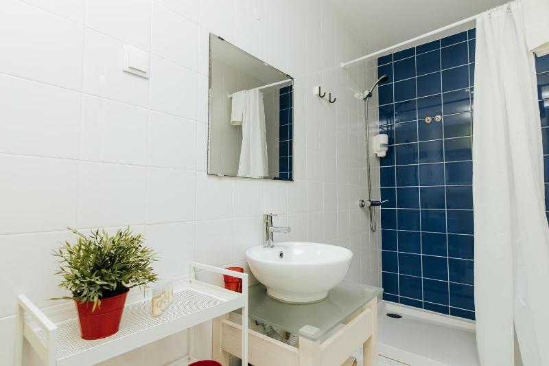 Deluxe King Suite with Partial Sea View image 4