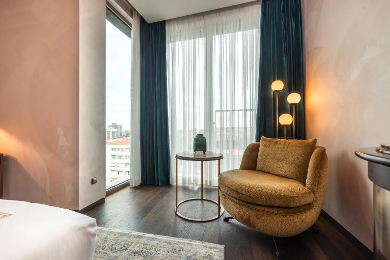 Deluxe King with Partial Sea View  image 4