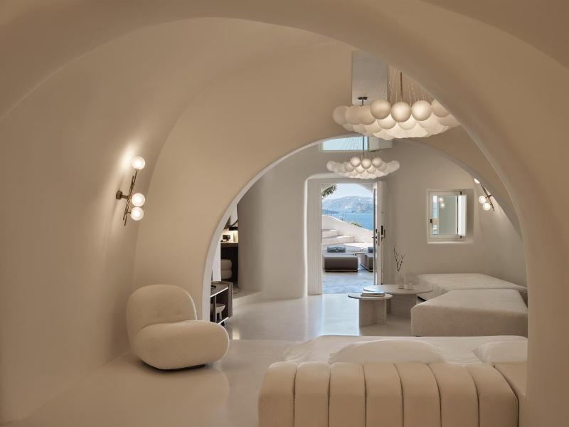 Prestige Suite with Infinity Pool and Caldera View image 1