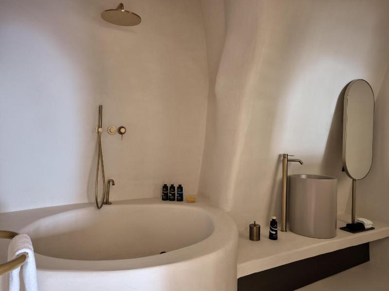 Signature Suite with Caldera View image 4