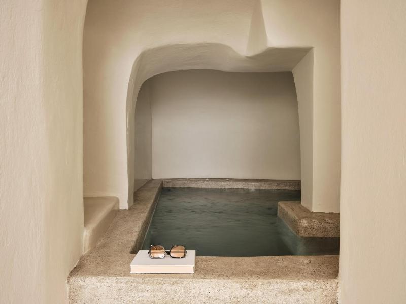 Elegant Suite with Caldera View image 3