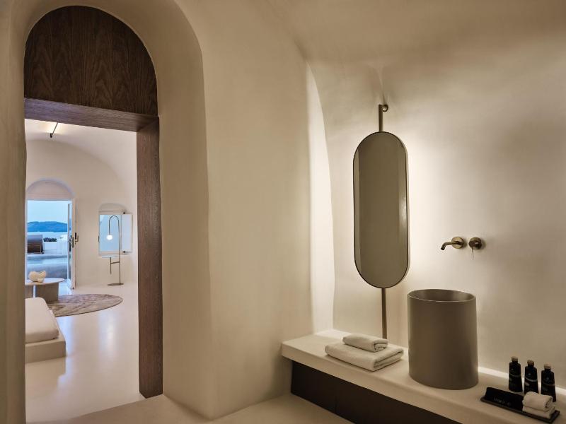 Executive Suite with Plunge Pool and Caldera View image 3