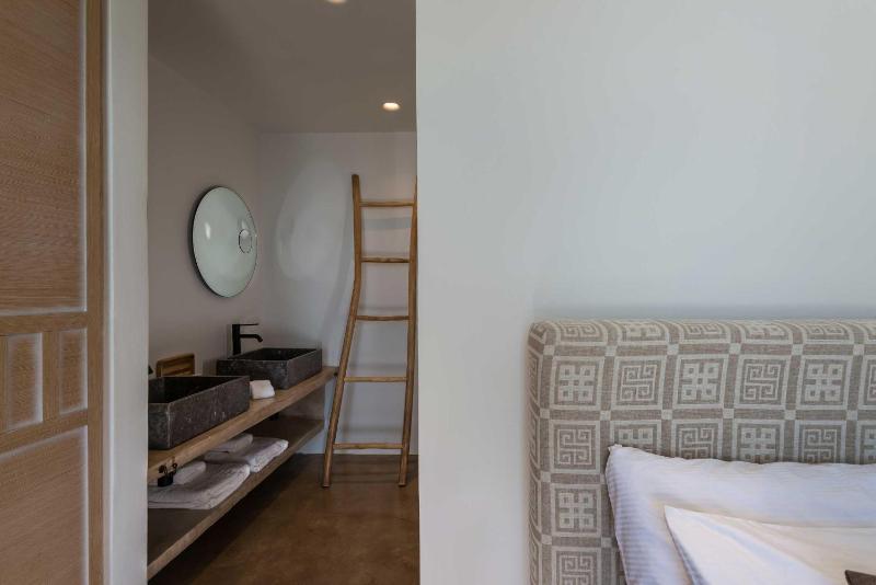 Family Suite with Infinity Pool image 3