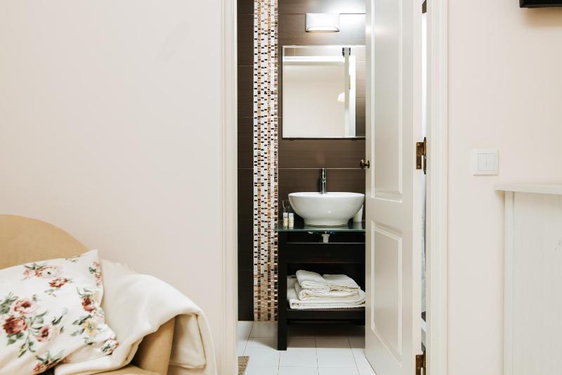 Superior King Suite with Partial Sea View image 3