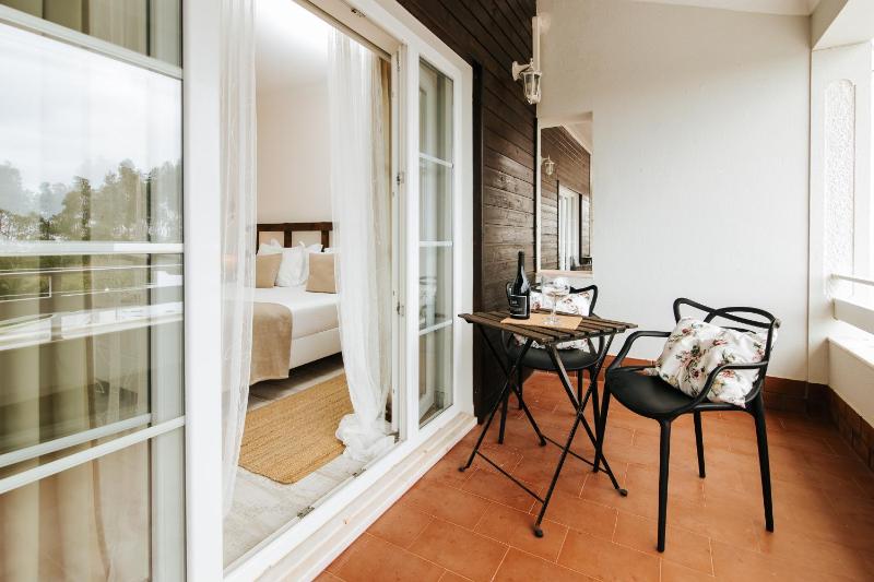 Superior King Suite with Partial Sea View image 4