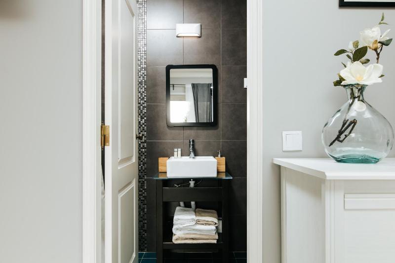 King Suite with Partial Sea View image 4