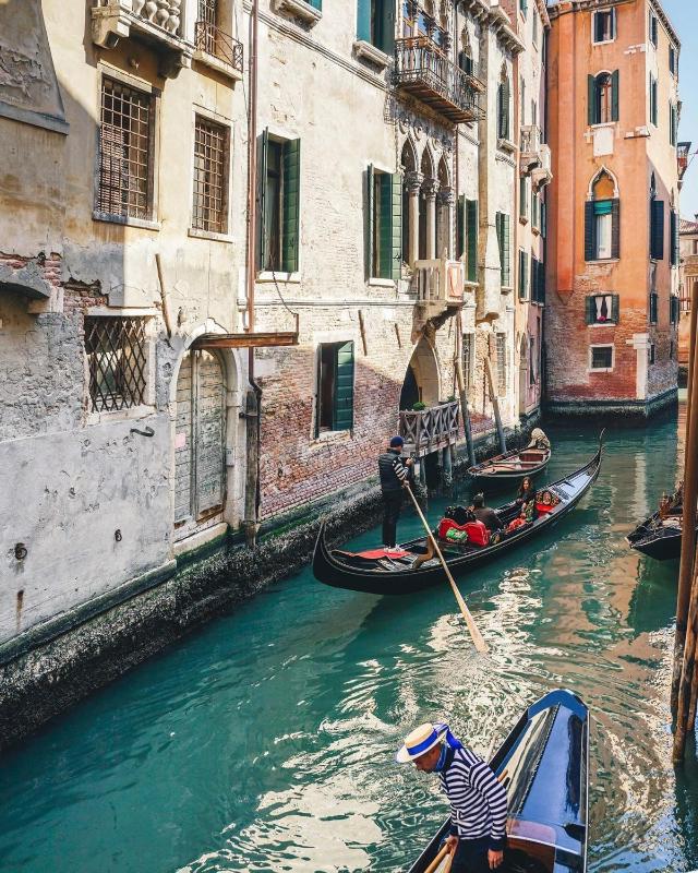 Deluxe room with Canal View image 2