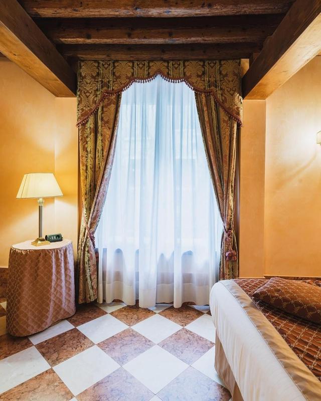 Deluxe room with Canal View image 3