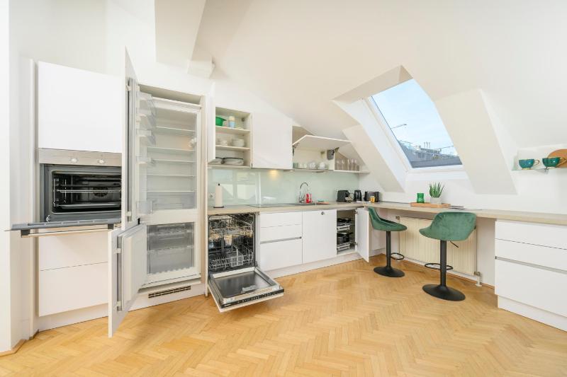 Vienna Rooftop Haven 120m 3BR Terrace City Views! - image 2