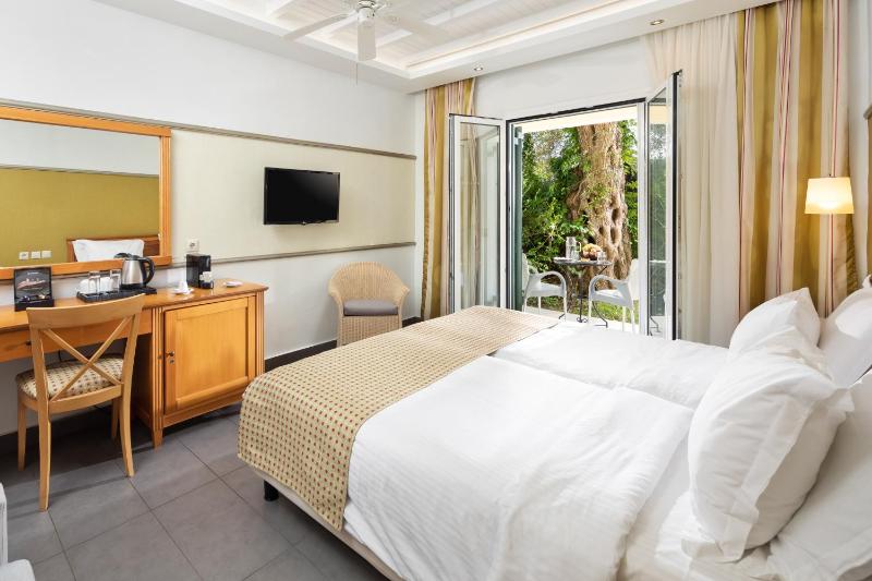Double Room Garden View image 4