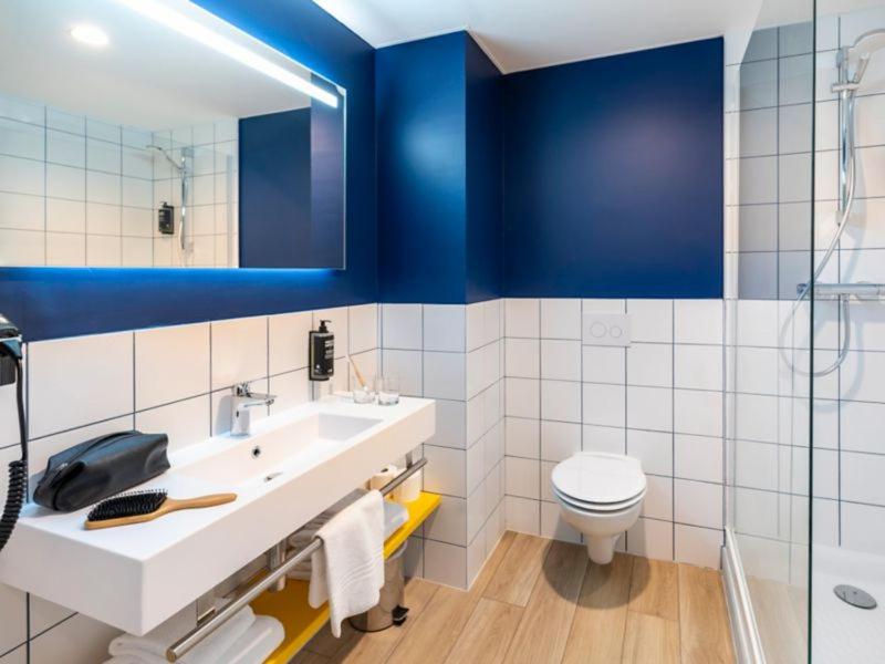 Standard Twin Room image 4