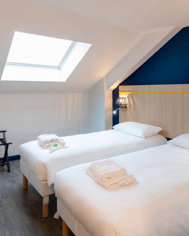 Standard Twin Room image 2