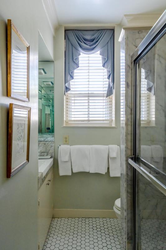 Queen Room image 1