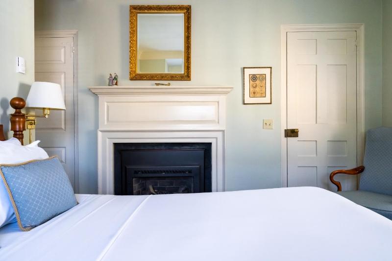 Queen Room image 4