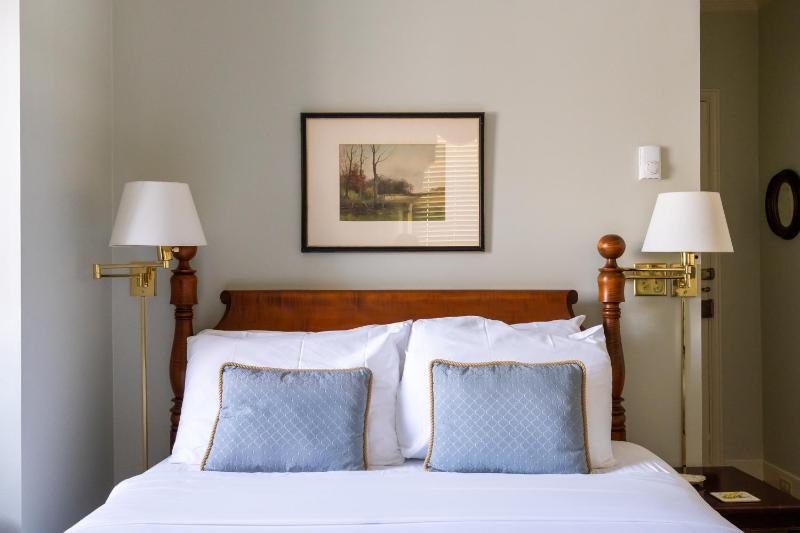 Queen Room image 3