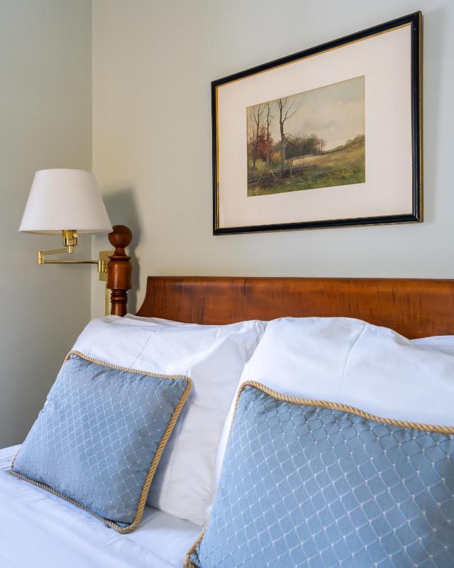 Queen Room image 2