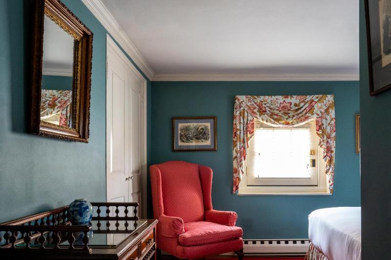 Queen Room image 2