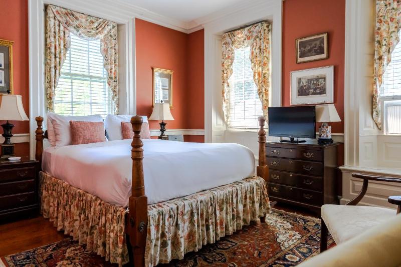 Queen Room image 3