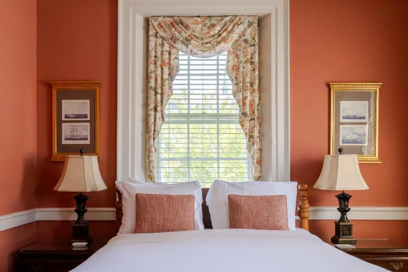 Queen Room image 2