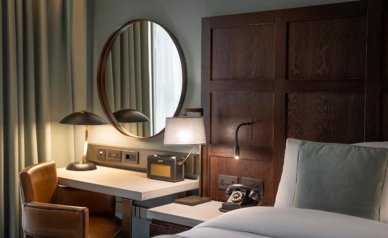 Deluxe Twin Room image 3