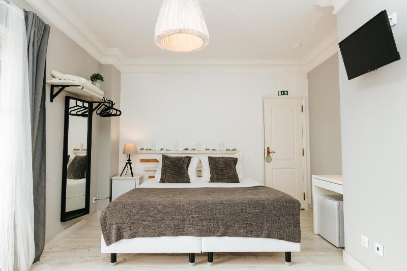 King Suite with Partial Sea View image 1