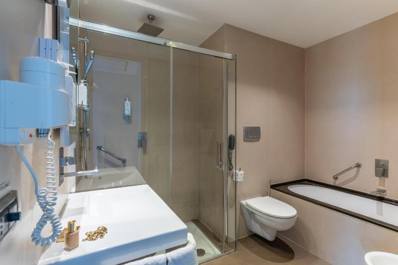 Deluxe King Room image 2